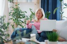 Mujer comprando por Internet.