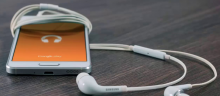 Smartphone cuns cascos enchufados.
