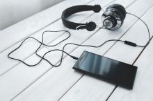 Auriculares conectados a un smartphone.