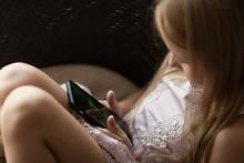 Niña usando un smartphone.