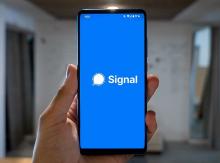 Smartphone mostrando la app Signal.