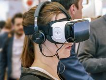 Chica con cascos de realidad virtual.