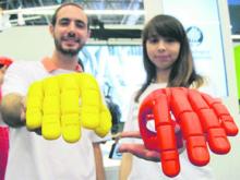 Santiago de Cosla e Priscila Medina forman parte do equipo de Enable Tec, que crea próteses mecánicas para nenos.