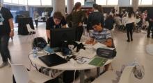 Algunos dos mozos participantes, trabalando na súa 'app' ata o último minuto.