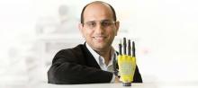 Ravinder Dahiya posa con unha prótese feita con pel artificial de grafeno. UNIVERSIDADE DE GLASGOW