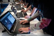 Chicos usando portátiles Chicos usando portátiles