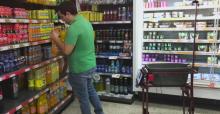 El carro de la compra sigue al cliente en un supermercado