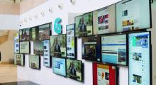 Pantallas de televisión colgadas de una pared.