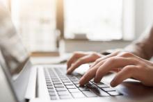 Manos sobre un teclado.