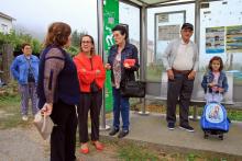 La conselleira de Infraestructuras y Vivienda supervisó en Lousame el funcionamiento del transporte compartido en una de las rutas en las que los acompañantes del autobús están empleando en pruebas la nueva aplicación.