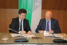 Firma dol convenio entre a Fundación Orange e a UAM.