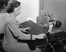 La teniente Grace Hopper codifica problemas en una cinta perforada para introducirla en una de las máquinas calculadoras inventadas por Howard H. Aiken en los años 40. GETTY IMAGES.