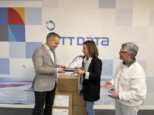 Momento de la entrega del equipamiento.