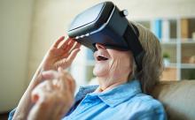 Una persona mayor usando gafas de realidad virtual.