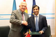 O conselleiro de Política Social, José Manuel Rey Varela, e ol reitor da Universidade de Santiago de Compostela, Juan Manuel Viaño Rey, firmaron un convenio de cooperación.