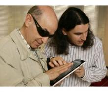 Usuario cego utilizando un iPad.