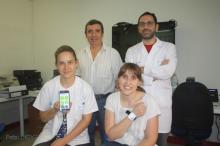 Investigadores de La Alamedilla mostran a app e a pulseira intelixente.