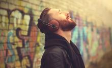 Joven usando auriculares.
