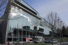 Fachada de la Biblioteca Pública Ánxel Casal de Santiago.