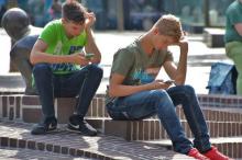 Adolescentes usando smartphones.