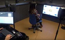 Interior de la cabina de audiometría con un usuario realizando una prueba.