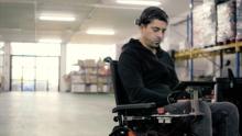 Usuario en cadeira de rodas intelixente guiada por ondas cerebrais.