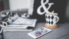 Smartphone encima de un sofá.