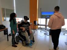 Persona mayor usando cascos de realidad virtual.