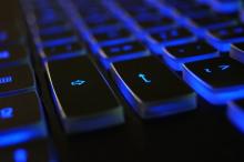 Teclado retroiluminado en azul.