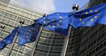 Bandeiras da Unión Europea ondeando nos seus mastros.