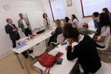 Presentación de un curso en un aula.