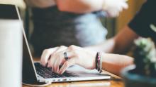 Manos sobre el teclado de un portátil.