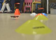 Minidron sorteando obstáculos cónicos.