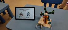 Tablet e muíño feito con Lego.