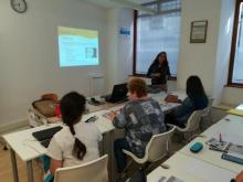 Mulleres nunha aula recibindo formación.