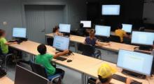 Nenos na aula CeMIT de Brión.
