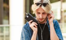 Un joven escucha su teléfono móvil.