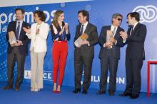 Imaxe dos galardoados recollendo o Premio Discapnet.
