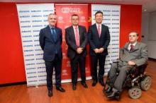 Firma do convenio entre a Fundación ONCE e Samsung.