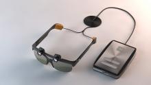Fotografía dos dispositivos de Eyesynth, as lentes e o pequeno ordenador.