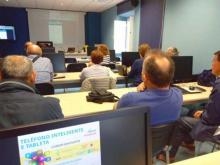 Personas mayores en un aula.