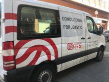 Furgoneta que se puede conducir con un joystick.