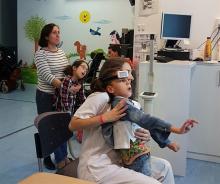 Niños con parálisis cerebral severa atendidos por cuidadoras.