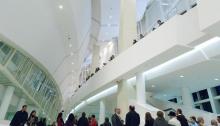 Personas visitando el Museo de la Cidade da Cultura.