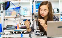 Una joven aprende tecnología y robótica en un lab.
