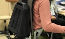 Una mujer utiliza un exoesqueleto de Gogoa fabricado por impresión 3D.