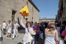 Turistas guiados por unha guía.
