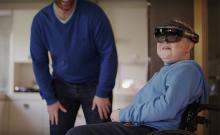 Harrison Smith utilizando las Hololens.