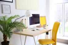 Imagen del interior de un hogar con varios dispositivos tecnológicos.