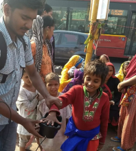 Nena sendo identificada biometricamente en Bangalore.